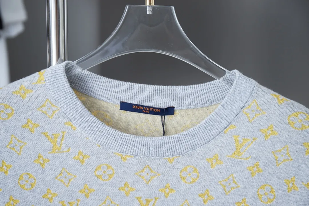 🅿️200 1V / MONOGRAM Short-sleeved crew neck shirt This crew neck shirt is made of soft cotton, which can inject colorful vitality into the summer look. The full-width Monogram Glow jacquard and the elegant background collide with color contrast, making the Monogram pattern reflect the subtle sheen of mulberry silk.  14S yarn not only maintains the delicate feel of the fabric, but also ensures sufficient strength and durability. The blended material combines the comfort and breathability of cotton with the softness, luster and premium feel of mulberry silk. Cotton fiber provides good moisture-wicking properties, while mulberry silk provides a smoother feel.  The addition of jacquard patterns makes this piece of clothing more visually appealing and becomes a highlight that enhances the overall look.  The technical characteristics of the sesame base jacquard cylindrical woolen short-sleeves are mainly reflected in its selected materials, unique weaving technology, rich design elements and excellent wearing experience. These features make this short-sleeved garment not only fashionable, but also very practical and comfortable. S M L XL